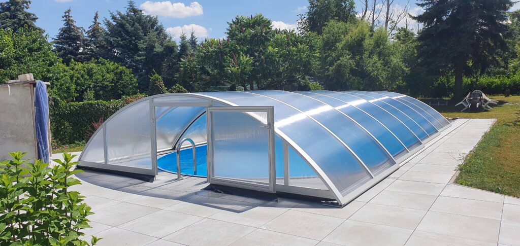 Selekt Poolabdeckung mit einer Tür hinter der Einhangleiter