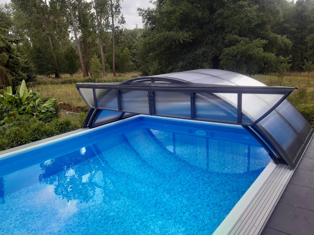 Selekt Poolabdeckung mit einer Klappe quer