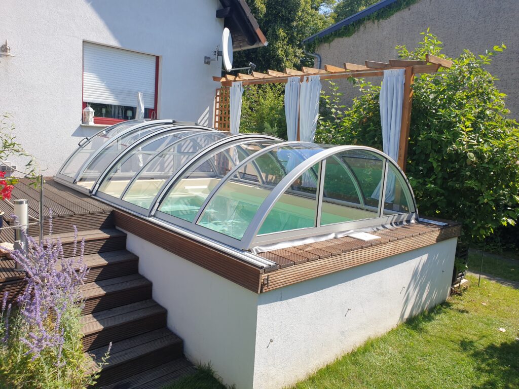 Teledom Poolabdeckung auf einem kleinen Pool