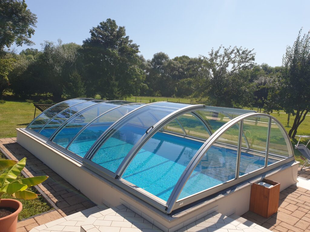 Teledom Poolabdeckung glasklar mit einer Schiebetür im gößten Element