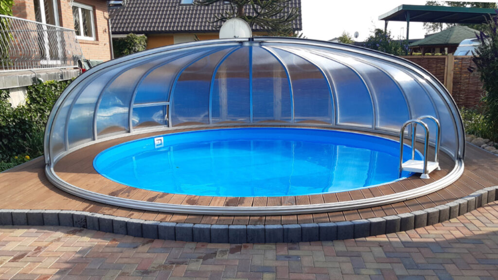 Runde Schwimmbadabdeckung hoch